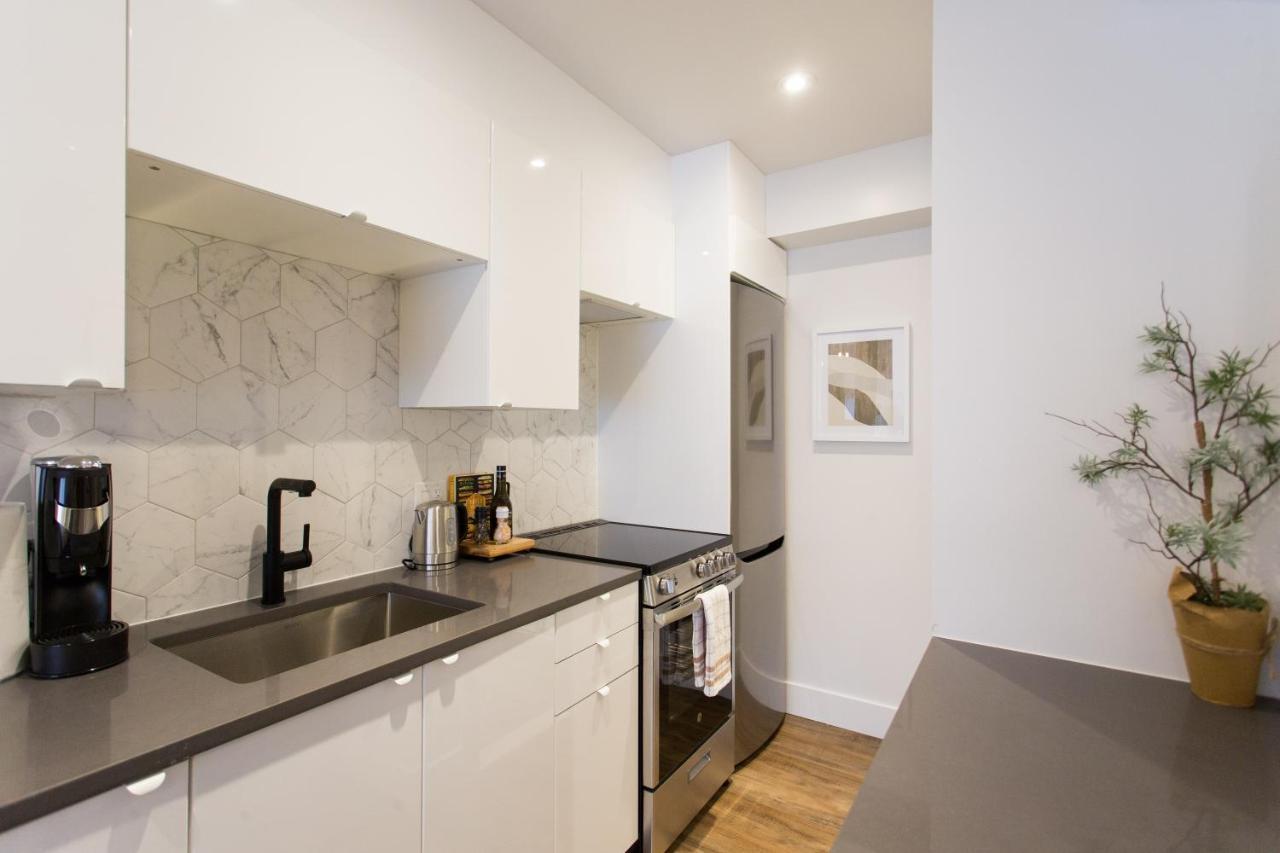 Blue Oasis Studio With Full Kitchen And Bath By Den Stays Montréal Extérieur photo